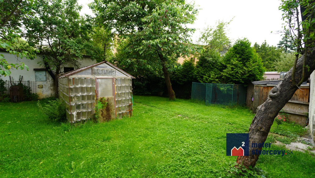 RD s dvomi bytmi a predajňou | Bôrik | 708 m2