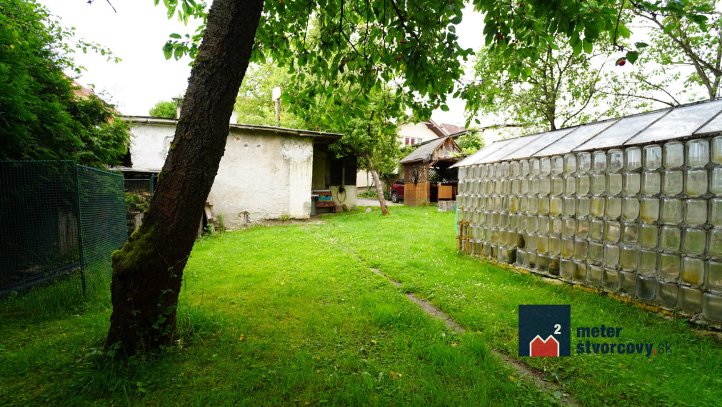 RD s dvomi bytmi a predajňou | Bôrik | 708 m2