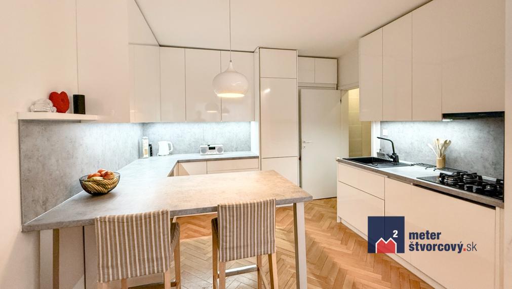 REZERVOVANÉ: Vkusne zrekonštruovaný 3+kk | 68 m2 | 2x šatník | loggia