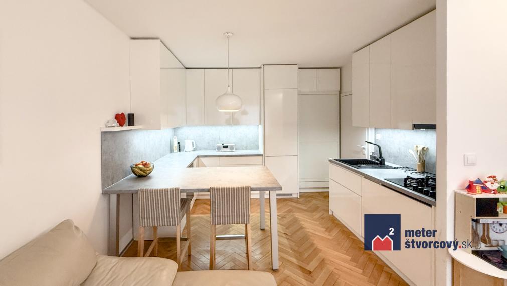 REZERVOVANÉ: Vkusne zrekonštruovaný 3+kk | 68 m2 | 2x šatník | loggia