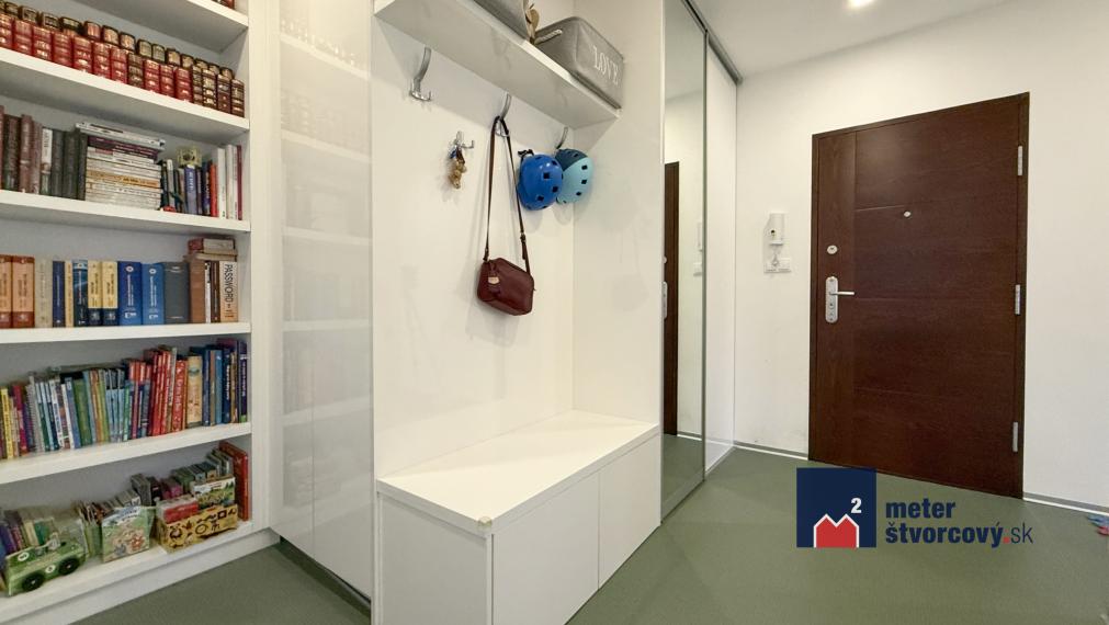 REZERVOVANÉ: Vkusne zrekonštruovaný 3+kk | 68 m2 | 2x šatník | loggia