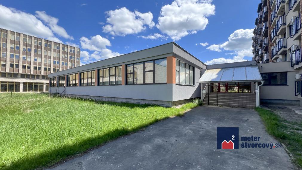 Polyfunkčná budova 1100 m2 | 2566 m2 priľahlých pozemkov | Ružomberok