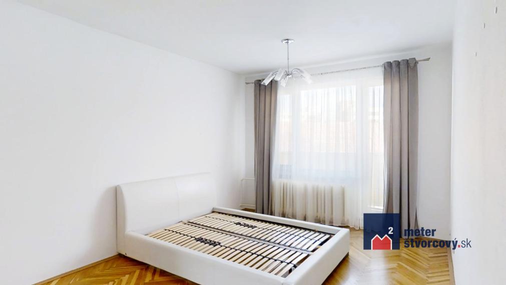 Priestranný 3-izbový byt s balkónom a lodžiou na Predmestskej ulici v Žiline