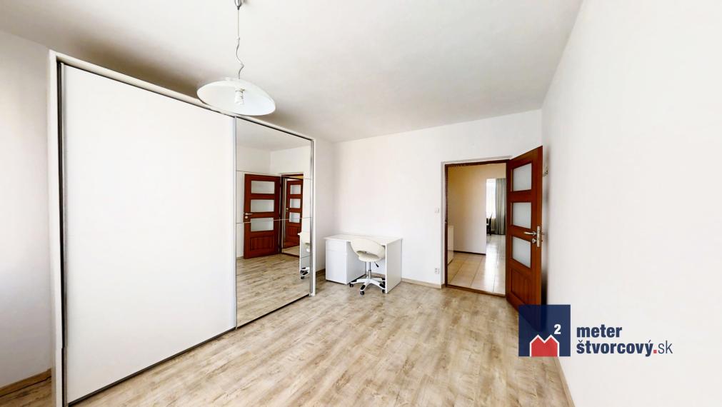 Priestranný 3-izbový byt s balkónom a lodžiou na Predmestskej ulici v Žiline