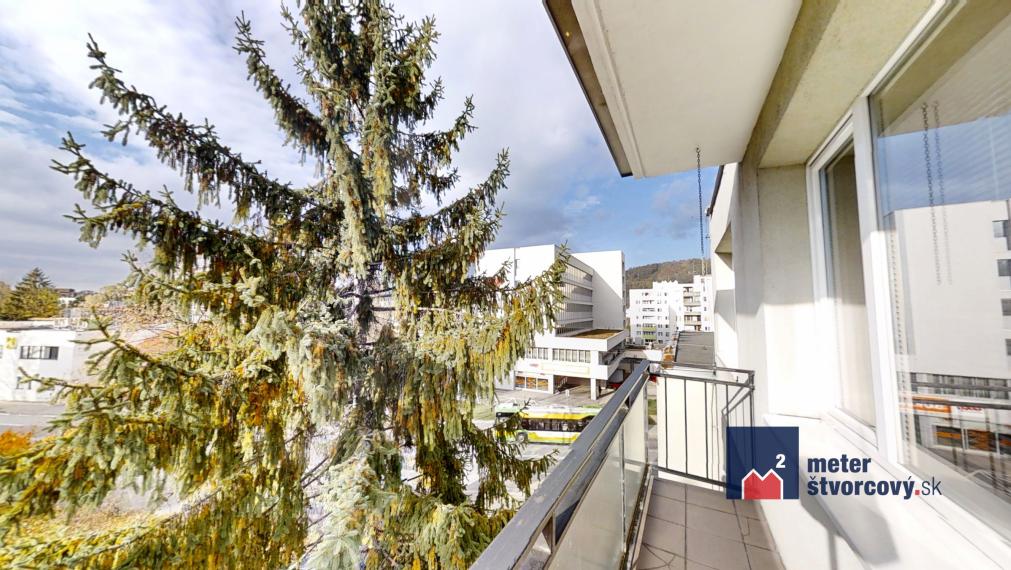 Priestranný 3-izbový byt s balkónom a lodžiou na Predmestskej ulici v Žiline