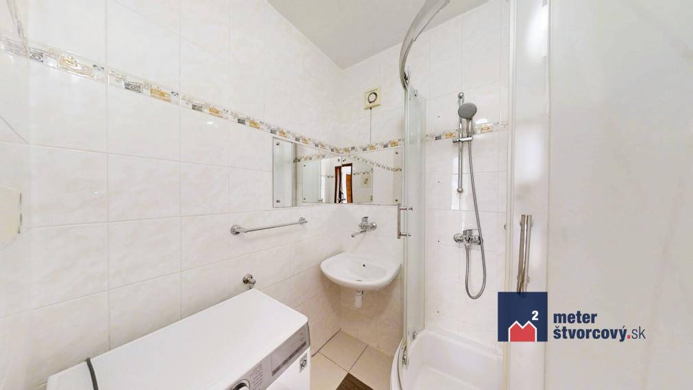 Priestranný 3-izbový byt s balkónom a lodžiou na Predmestskej ulici v Žiline