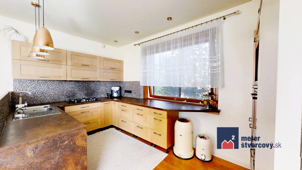 5-izb. rodinný dom s bazénom a garážou, Bytča