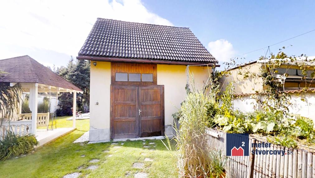 5-izb. rodinný dom s bazénom a garážou, Bytča