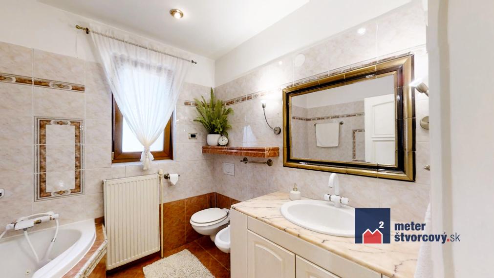 5-izb. rodinný dom s bazénom a garážou, Bytča