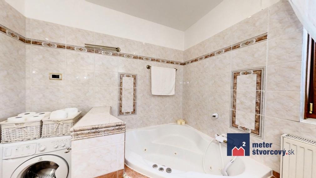 5-izb. rodinný dom s bazénom a garážou, Bytča