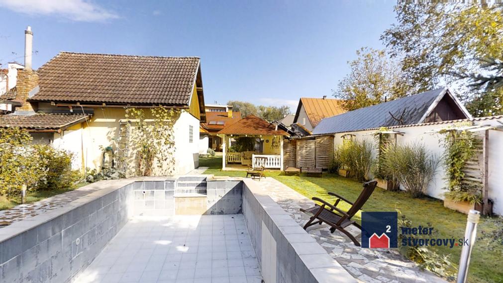 5-izb. rodinný dom s bazénom a garážou, Bytča