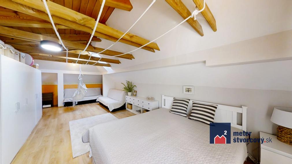 5-izb. rodinný dom s bazénom a garážou, Bytča