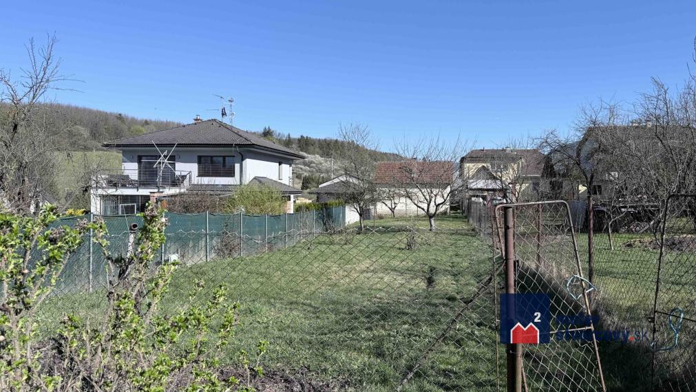 Stavebný pozemok so starším RD Trnové