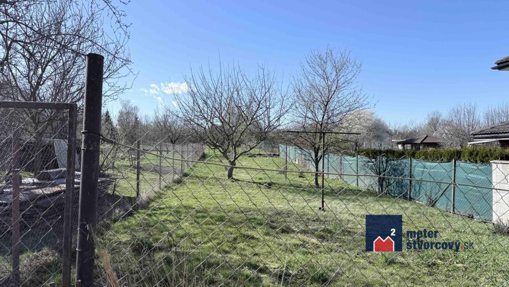 Stavebný pozemok so starším RD Trnové