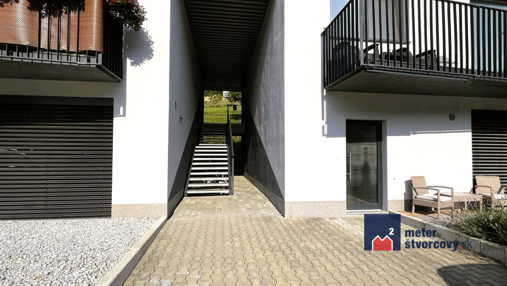 Predaj: NOVOSTAVBA Priestranný 3 izbový byt s balkónom, parkovacím miestom a garážou - Divina