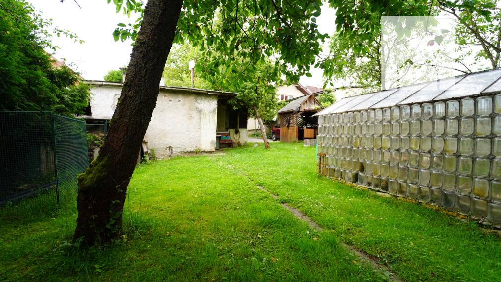 RD s dvomi bytmi a predajňou | Bôrik | 708 m2