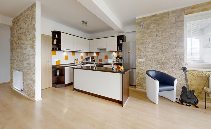 REZERVOVANÝ: 4-izb. byt s veľkou terasou, park. miesto a garáž v cene - fotografia 8
