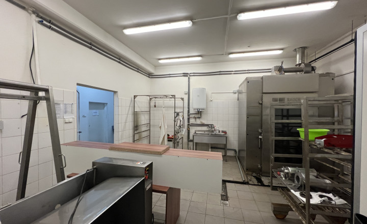 PREDANÉ: Polyfunkčná budova 1100 m2 | 2566 m2 priľahlých pozemkov | Ružomberok - fotografia 10