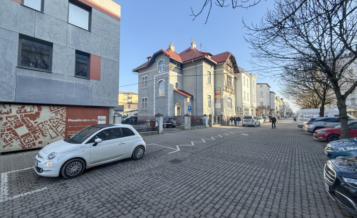 PREDANÝ: Komerčný areál na námestí v centre Žiliny s parkovaním | 1581 m2 - fotografia 1