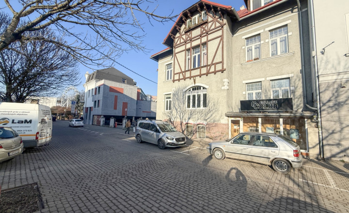 PREDANÝ: Komerčný areál na námestí v centre Žiliny s parkovaním | 1581 m2 - fotografia 3