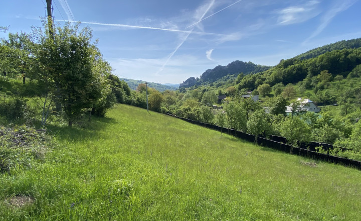Slnečný pozemok s výhľadom na hrad, Lednica - Púchov, 4033 m² - fotografia 1