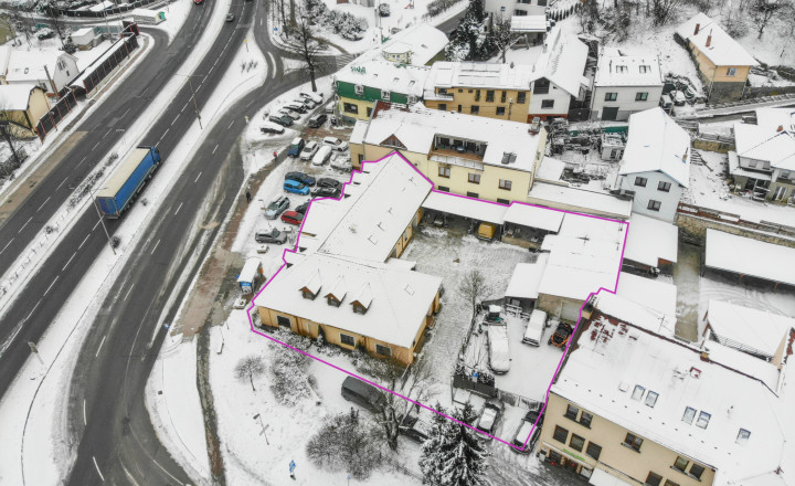 PREDANÝ: Areál 1200 m2 | Budatín | 380 m2 úžitkovej plochy budov - fotografia 1