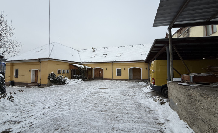 PREDANÝ: Areál 1200 m2 | Budatín | 380 m2 úžitkovej plochy budov - fotografia 2