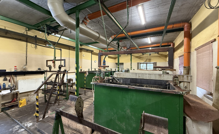PREDANÝ: Areál 1200 m2 | Budatín | 380 m2 úžitkovej plochy budov - fotografia 4