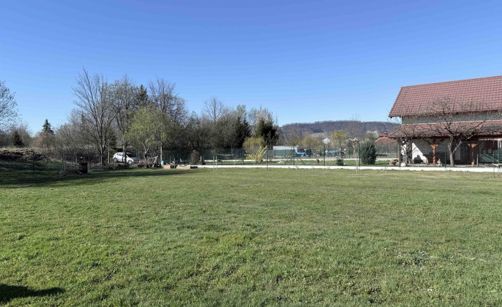 Stavebný pozemok so starším RD Trnové - fotografia 7