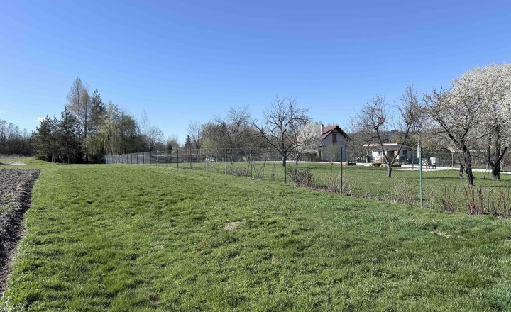 Stavebný pozemok so starším RD Trnové - fotografia 9